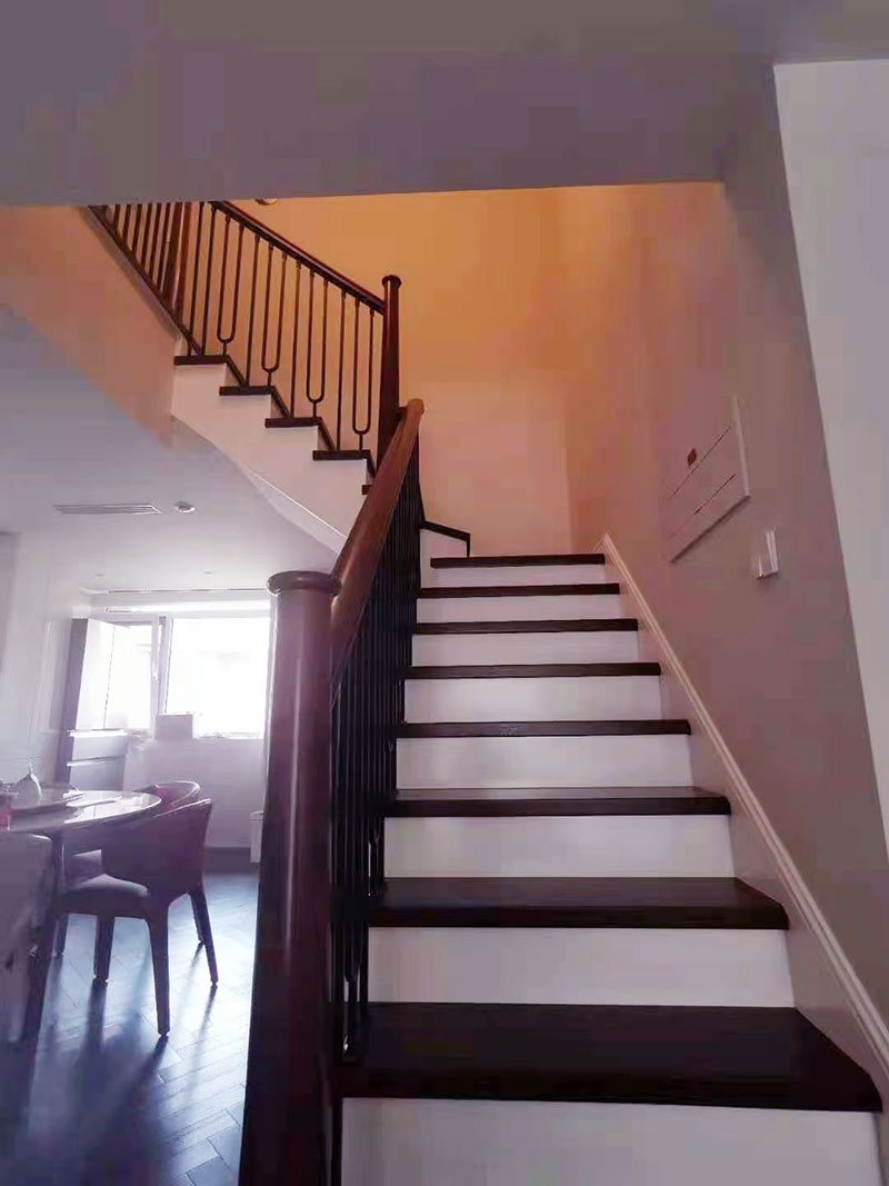 1664290555455906.jpg 鋼結構樓梯