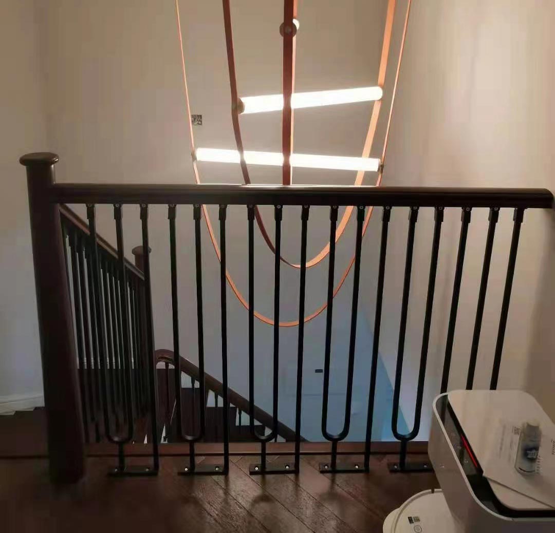 復(fù)式閣樓室內(nèi)鋼結(jié)構(gòu)樓梯扶手