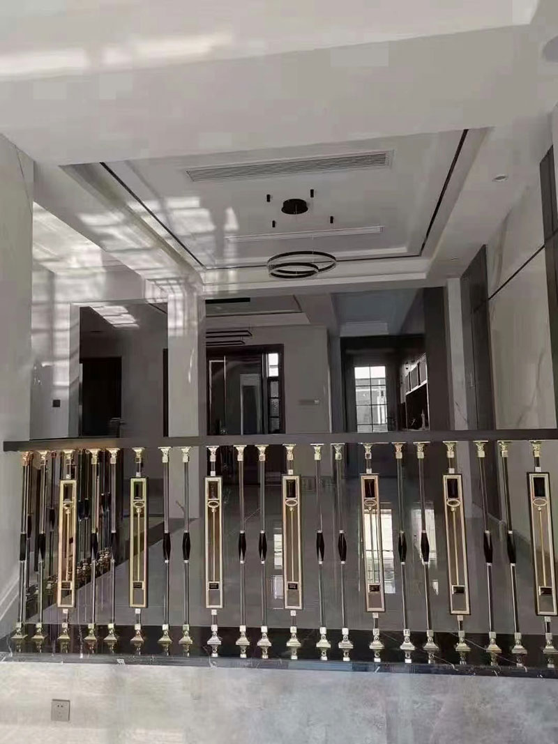 1669549270992832.jpg 銅藝樓梯扶手設計