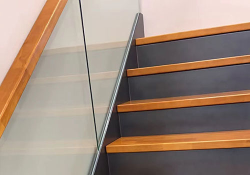 復式閣樓鋼木樓梯玻璃樓梯扶手設計裝修效果圖