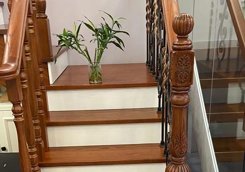 復式閣樓實木樓梯扶手設計裝修效果圖