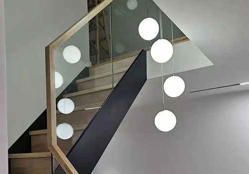 復式閣樓原木色實木樓梯玻璃扶手設計裝修效果圖