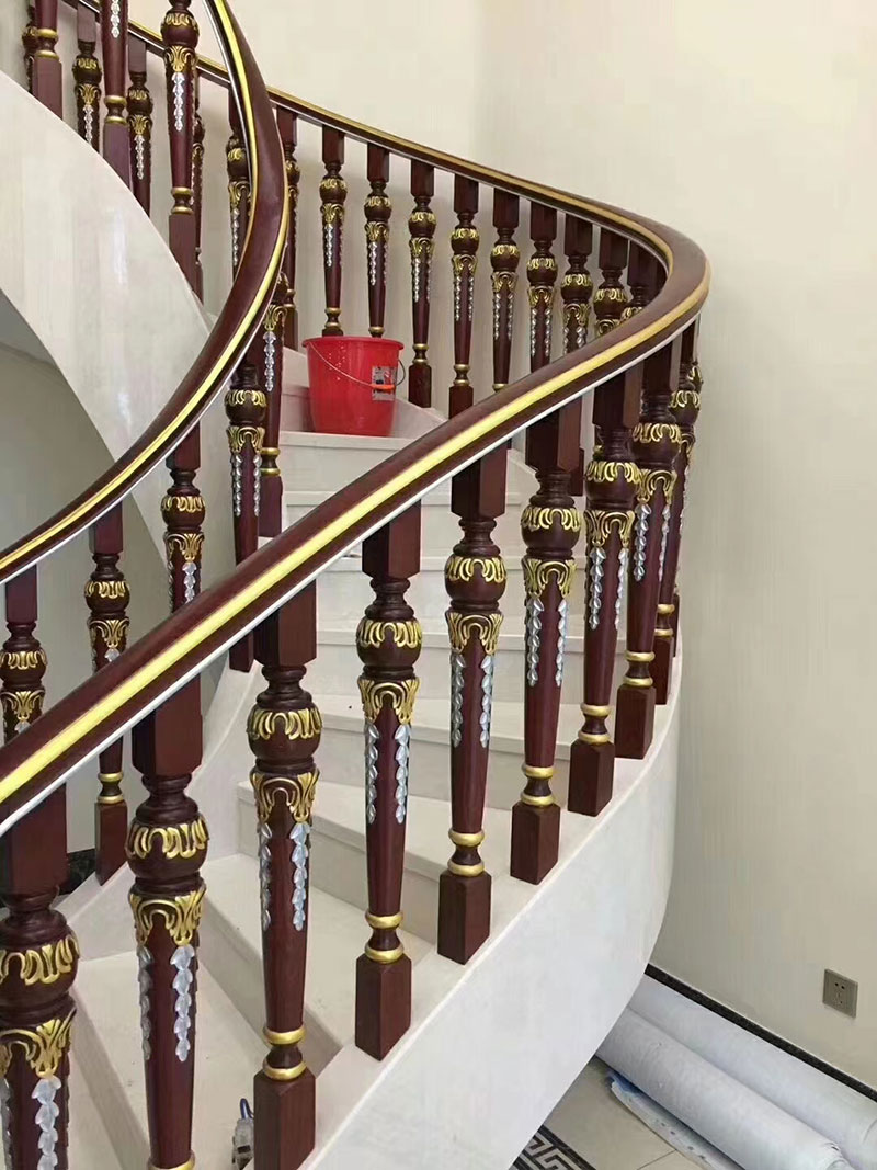 法式風(fēng)格別墅室內(nèi)實(shí)木樓梯