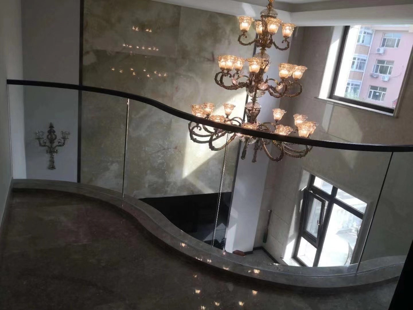 1679663799381438.jpg 輕奢風格玻璃樓梯扶手